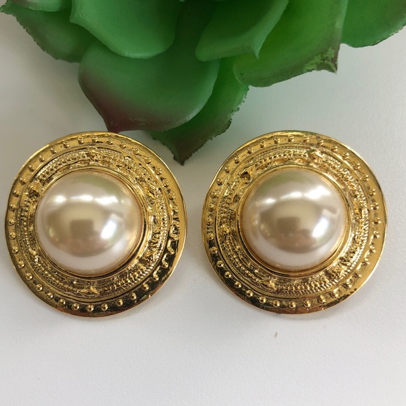 Vintage Jewelry - Vintage Faux Pearl Button 80's Earrings